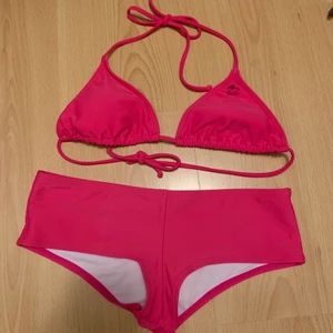 Bikini, Billa Bong - Bikini i en fin rosa färg. Tyvärr har den två små svarta fläckar på trosorna på rumpan men de kanske går att få bort om man gnuggar väldigt mkt.