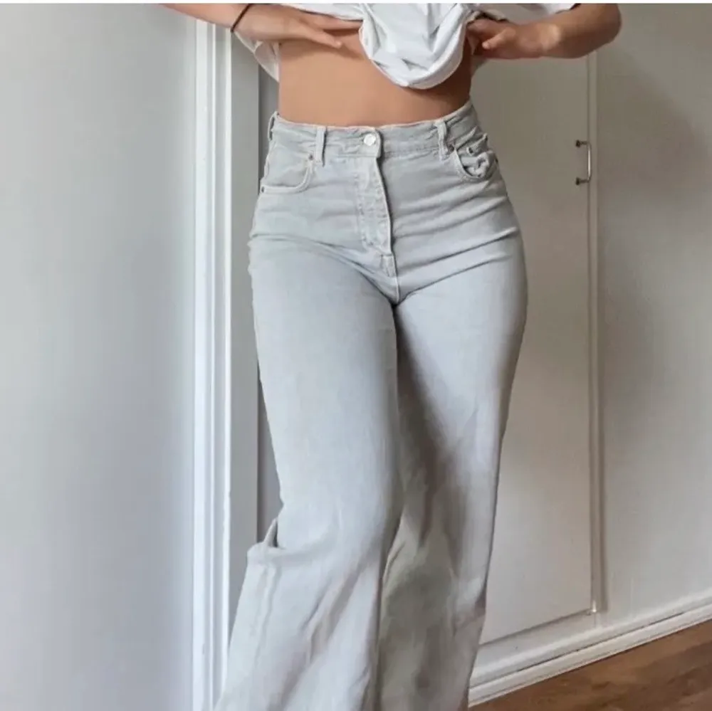Säljer ett par gråa zara jeans, passar mig som är 165 men passar säkert lite längre och lite kortare också!❤️ ( lånad bild ). Jeans & Byxor.