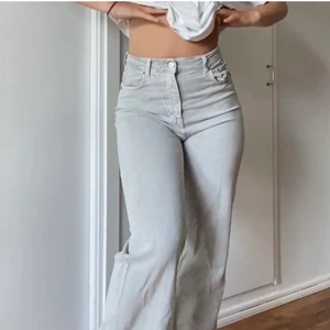 Grå Zara jeans - Säljer ett par gråa zara jeans, passar mig som är 165 men passar säkert lite längre och lite kortare också!❤️ ( lånad bild )