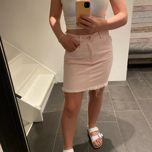 Jeanskjol  - Jättefin ljusrosa kjol ifrån Gina tricot i storlek 36, i jättefint skick då den knappt är använd. Paketet skickas med PostNord skicka lätt som är spårbart som ligger på 66kr (frakten ingår ej i priset).