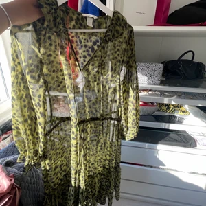 Klänning - Klänning från h&m. Passar en storlek S-L. Skriv privat för fler bilder💗 85 kr