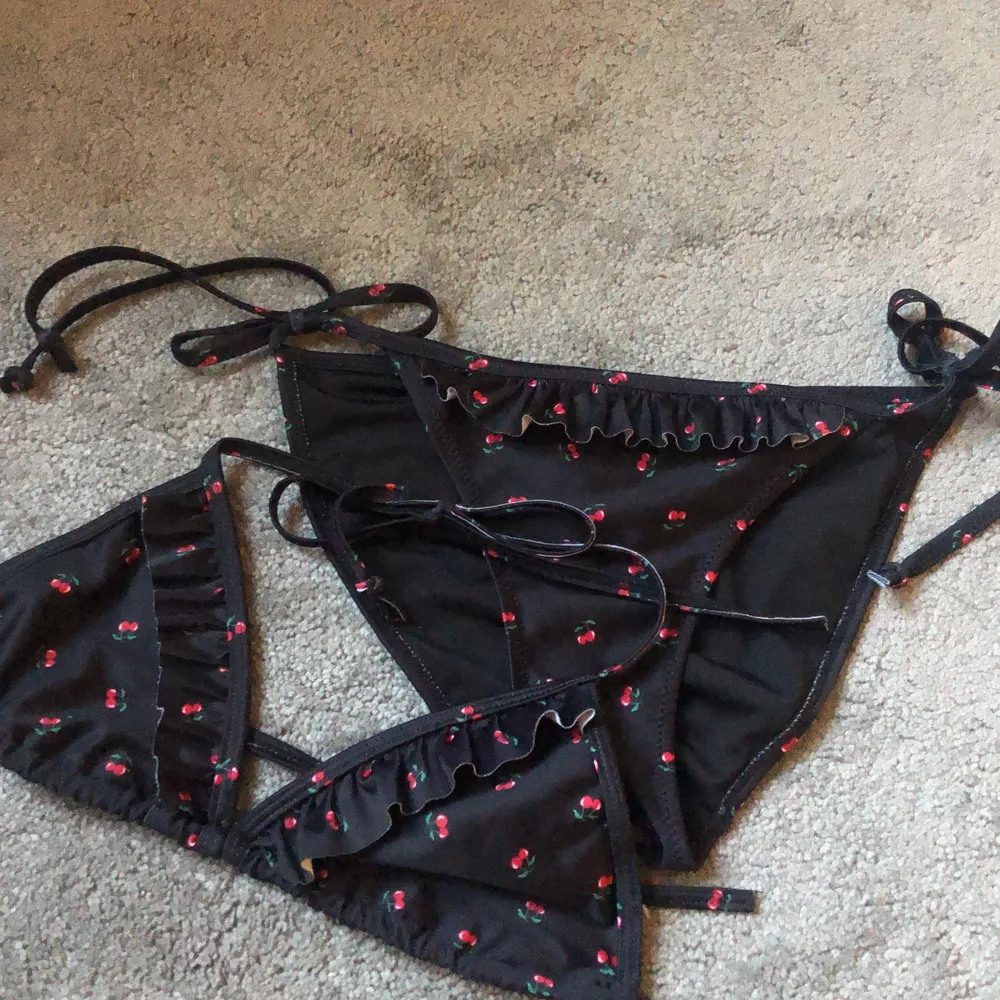 Säljer min bikini från Cubus som är svart med körsbär då den är för liten.💕 storlek 32/34 alltså xs men har band som går att knyta och är då juster bara.. Övrigt.