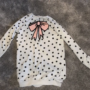 Lång tjocktröja  - Tjock tröja jag använde den som Pyjamas men man kan använda den till annat fint skick säljer för att dem är för små 