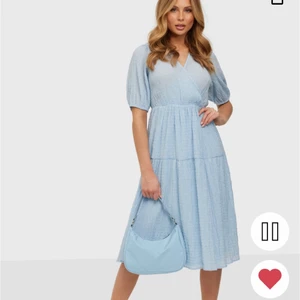 Ljusblå sommarklänning!  - Säljer denna superfina sommarklänningen i midilängd från Nelly! Inköpt för 559 kr och endast använd 3 ggr så nyskick💞 kan såklart skicka fler bilder!