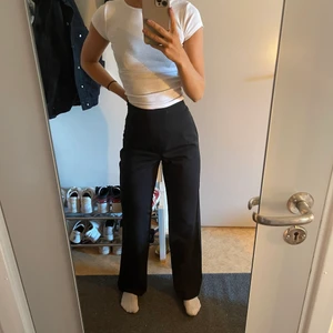 Svarta raka kostymbyxor - Jag säljer dessa svarta raka kostymbyxor, dom är väl använda men i fint skick! Lite noppriga högst upp men annars väldigt fina! Fraktalternativ kan diskuteras