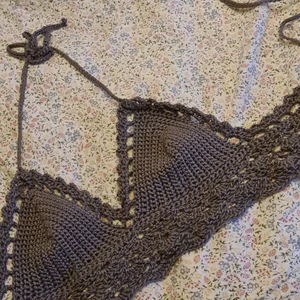 Virkad topp  - En virkad topp jag har gjort och själv inte använder pga att jag inte tycker färgen passar mig. Har bara haft den på under en kort period när jag först blev klar med den. Passar M/L. Jag har 75/70E i bh om det hjälper 