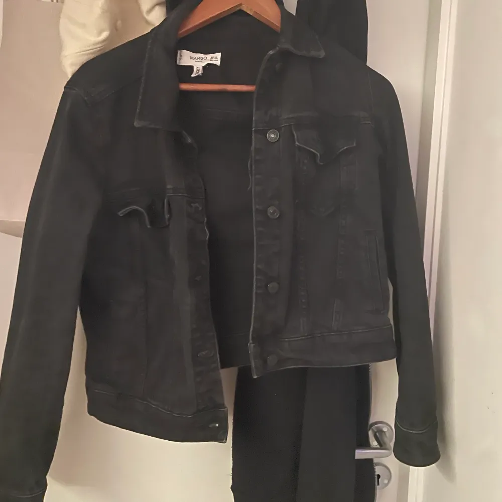 Jeansjacka i lite urtvättad svart färg i storlek XS från Mango🧡 i bra skick!! Köpt för 300 säljer för 70 (111 inklusive frakt)🧡🧡. Jackor.