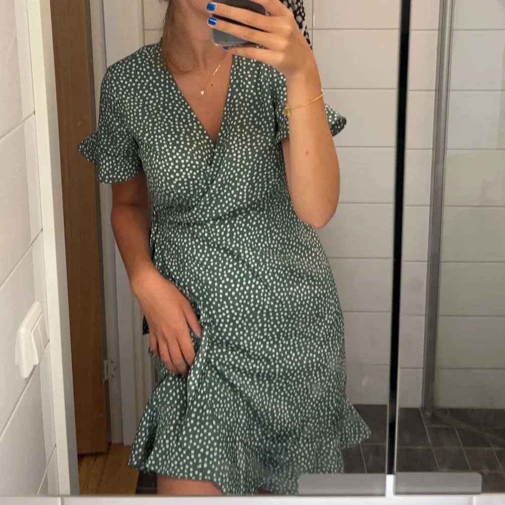 En grön fin prickig klänning ifrån veromoda. Använd max två gånger så den är i toppskick. Säljer då jag inte tycker den var min stil riktigt och därför har den ej kommit till användning. 💞 . Klänningar.