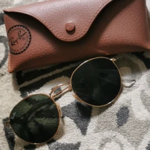 Rayban round - Äkta kvitto finns ej då de köptes förra sommaren ej repiga eller något 