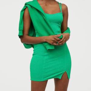⚠️lånade bilder⚠️ fin grön klänning men tyvärr inte kommer till användning,kontakta för egna bilder ,säljer för 150kr+ frakt 