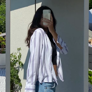 Randig skjorta  - Fin randig skjorta som inte kommer till användning för att jag har för många. Använd endast ett fåtal gånger. 