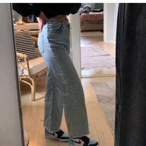 Jättefina wide leg jeans från Monki i fint skick🤍 säljer för att det inte riktigt är min stil längre ( bilder från tidigare säljare ) 🤍 