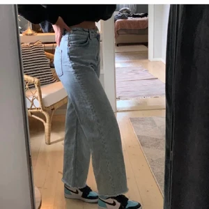 Wide leg jeans - Jättefina wide leg jeans från Monki i fint skick🤍 säljer för att det inte riktigt är min stil längre ( bilder från tidigare säljare ) 🤍 