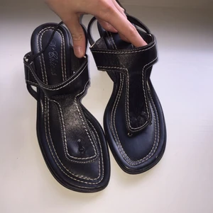 Sandaler med liten klack - Superfina sandaler som jag redan har ett liknande par av! Oanvända!