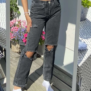 Straight Mid Waist Slitna Zara Jeans - Mid waist, straight fit, svarta jeans med slitningar från Zara🤤🤤 