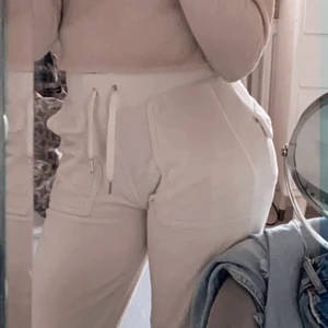 Säljer/byter juicy byxor! - Säljer/byter ett par vita juicy byxor i storlek xxs,supersnygga men tyvärr för korta på mig som är 164,hör av dig för mer bilder!🤍🤍 (vill byta till vita xs som är längre)