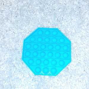 Inget - Pop it! Ett litet litet hål men det stör mig inte!💞 skön att hålla på med. Köpt för 120kr