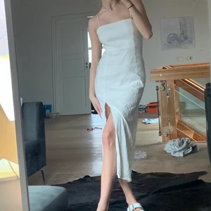 Långklänning - Sååå fin helt oanvänd klänning från bikbok! Säljer då jag köpt en annan vit långklänning istället😊