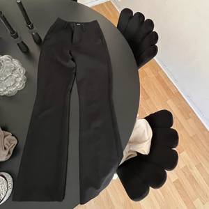  Kostymbyxor  - Ett par snygga svarta vida kostymbyxor🤩