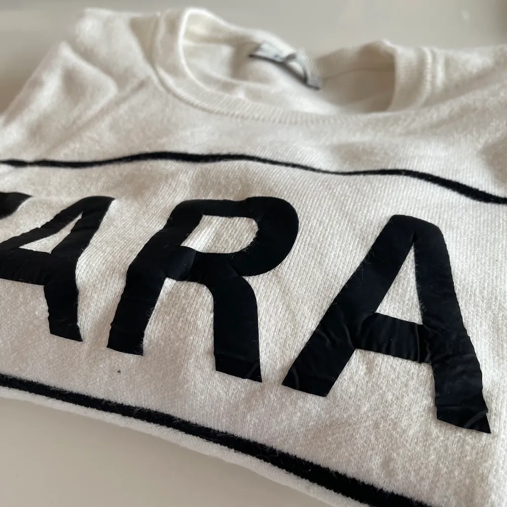 Sweatshirt från Zara i Strl L, men pga att den tyvärr råkade torktumlas är den nu mer en Strl M!🙃 använd ett fåtal gånger. Tröjor & Koftor.