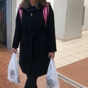 Kappa från MQ - Superfin kappa från MQ och märket STOCKH LM i storlek 38. Kan vika ner kragen så den blir som på bilden, men dragkedjan går hela vägen upp så kan också vara hög i kragen. Ullblandning och varm och skön. Använt men fint skick. Nypris 2000