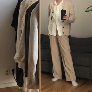 Beiga byxor - Stilrena beiga byxor från Zara 🌟 från herr men hade lätt funkat som unisex också! Nypris låg på 600 kronor 👍 skriv för fler bilder eller frågor 😃
