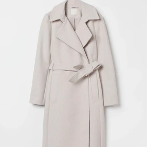 Kappa - En superfin kappa från H&M. Härlig ljus beige/vit färg nu till våren. Nyskick. 150 kr + frakt💕