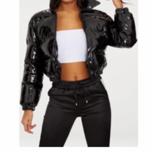 Puffar jacka  - Puffar jacka från prettylittlethings för 2 månader sen. Använd några gånger. Nypris 499kr men säljs för 250kr!! Kan mötas i Stockholm eller skickas😊 den är jätte fin men passar inte mig längre. Den är size 8 