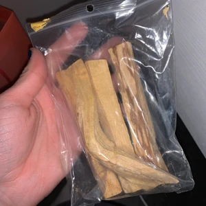 Paul Santo trä - Paul santo trä som kan rena rummet från dålig engeri. Väldigt fräscht och om man är intresserad av astrologi och wicca så är Paul santo trä en viktig sak! Betalade runt 200-300kr. Mitt pris 100kr