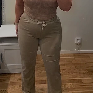 Gina tricot velour byxor - Supermjuka flared byxor från Gina. Knappt använda då jag ej gillar dem på mig men verkligen så fina båda till jobb eller hemmet. Storleken är S men de är väldigt stretchiga & jag använder i vanliga fall M eller L så de passar till flera beroende på hur man vill att de sitter.☺️ köparen står för frakt, om man ej svarat på en vecka så säljs det till nästa. 💕