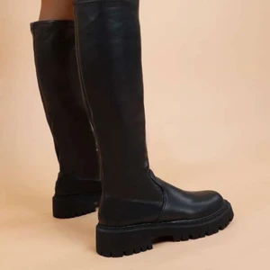 Boots - Säljer mina helt oanvända boots!! Jag hann få hem dessa när jag redan hade köpt ett par i en annan storlek, så säljer därför dessa helt nya och oanvända och endast provade för dessa bilder. Storlek 38, sköna att gå i och perfekt till våren när med en fin klänning eller kjol till 💕💕🥰