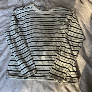 Randig tröja - Säljer denna super fina och trendiga tröja från Zara. Använd fåtal gånger. Kontakta mig för fler bilder eller andra frågor💕 Köparen står för frakten. Bud vid fler interesserade💕💕
