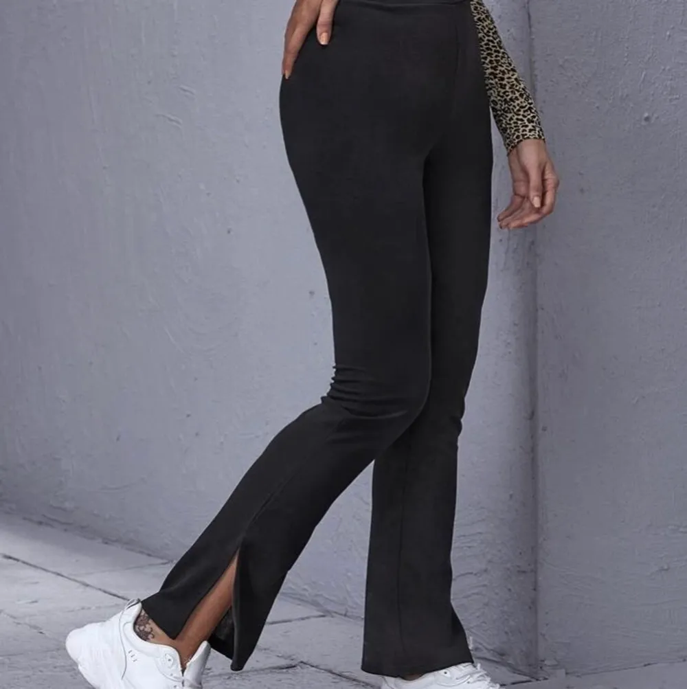 Väldigt snygga och eleganta svarta byxor med en liten slits nere vid benen. 🤩 Jag säljer dessa för att de inte har kommit till användning tyvärr. Om du undrar över något är det bara att fråga 💕  •Endast testade •Storlek S •Svarta •Märke: SHEIN •99kr + frakt. Jeans & Byxor.