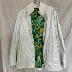 vit jacka/kappa - vit lackad jacka med stickad krage och blommigt innerfoder!