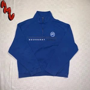 Vintage Zipper - Vintage 1/4 Zipper.                                                                     Size tag L                                                                                Fits like M                                                                               Skick 7/10 (Trasig Zip)                                                                       Modellen är 185cm lång. Mer finns på sidan, skriv vid ytterligare frågor eller funderingar♻️🔌 Priser går alltid att diskuteras!