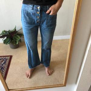 Snygga jeans från märket LAP. Storlek S eller 36. Knappar och coola fickor fram. Lite utsvängda nedtill. Jag är 160 cm. 