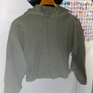 Croppad hoodie - Säljer min croppade hoodie :) syns inte så bra men den är typ militärgrön , skriv ifall ni har nå frågor 