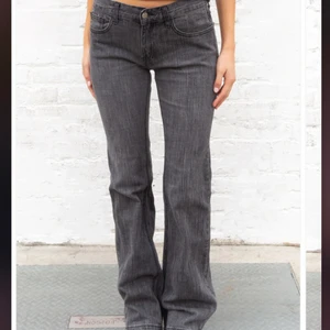 Bootcut jeans - ‼️INTRESSEKOLL‼️Funderar på att sälja dessa bootcut jeans ifrån Brandy Melville! Köpta för 2 veckor sen men ångrar mig för dem var lite förstora i midjan. Använda 2-3 gånger! 💞 Dem är i storlek s (one size) men skulle säga att dem är en 34/36!