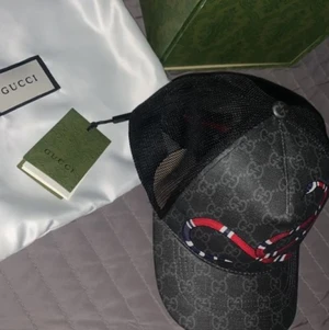 Gucci kingsnake GG supreme - Gucci kingsnake GG supreme. Knappt använd. Kom privat för bättre bilder och mer info. Box medföljer. Möts upp eller fraktas. Storlek L. Tar emot byten. Priset kan diskuteras.