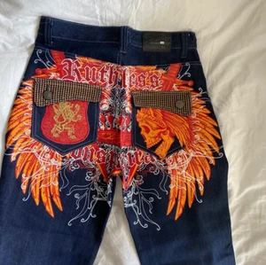 Byxor  - (Första bilden är lånad från tidigare ägare) Har nu bestämt mig för att sälja dessa byxor som jag köpte här på Plick för över 700kr. Knappt använda. Om du har några frågor eller vill ha fler bilder är det bara att kontakta mig 😊