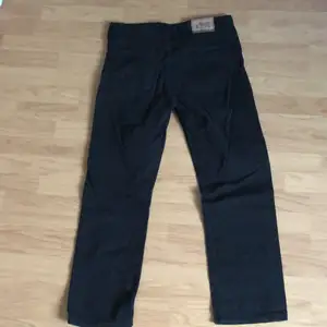 lågmidjade jeans i storlek W33L30
