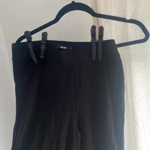 Utsvängda tights, med bra material - Utsvängda byxor, sitter som bäst på L man passar även M. Väldigt väldigt strechiga