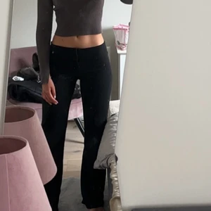 Lowwaist byxor - Säljer mina skitsnygga slutsålda lågmidjade kostymbyxor ifrån  från pull and bear då jag har 2 par! Dom är inte korta på mig och jag är 173 med långa ben, men passar absolut kortare med! Köp direkt för 299💕💕