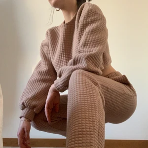 Cozy beige set (sold also separately!) - This is a cozy set including a cropped sweater and highwaister sweatpants. If interested in only one piece, I can also sell them separately. The colour is beige, with a waffle-like texture that gives this set a special vibe. The fit is very relaxed and works great as loungewear, or as a casual outfit paired with some sneakers. Price: 250 SEK for both pieces, or separately 150 SEK for individual pieces. Both pieces are size S, but sweatpants could fit size M as well. 