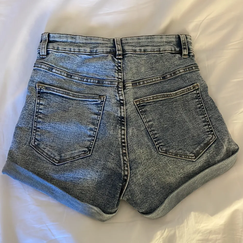 Korta väldigt högmidjade shorts i ett stretchigt material dem är i storlek XS, säljer för 40kr + frakt på 51kr sammanlagt 91kr, möts även upp i Östersund (obs bara dagtid) om du har frågor så kan du skriva privat<3. Shorts.