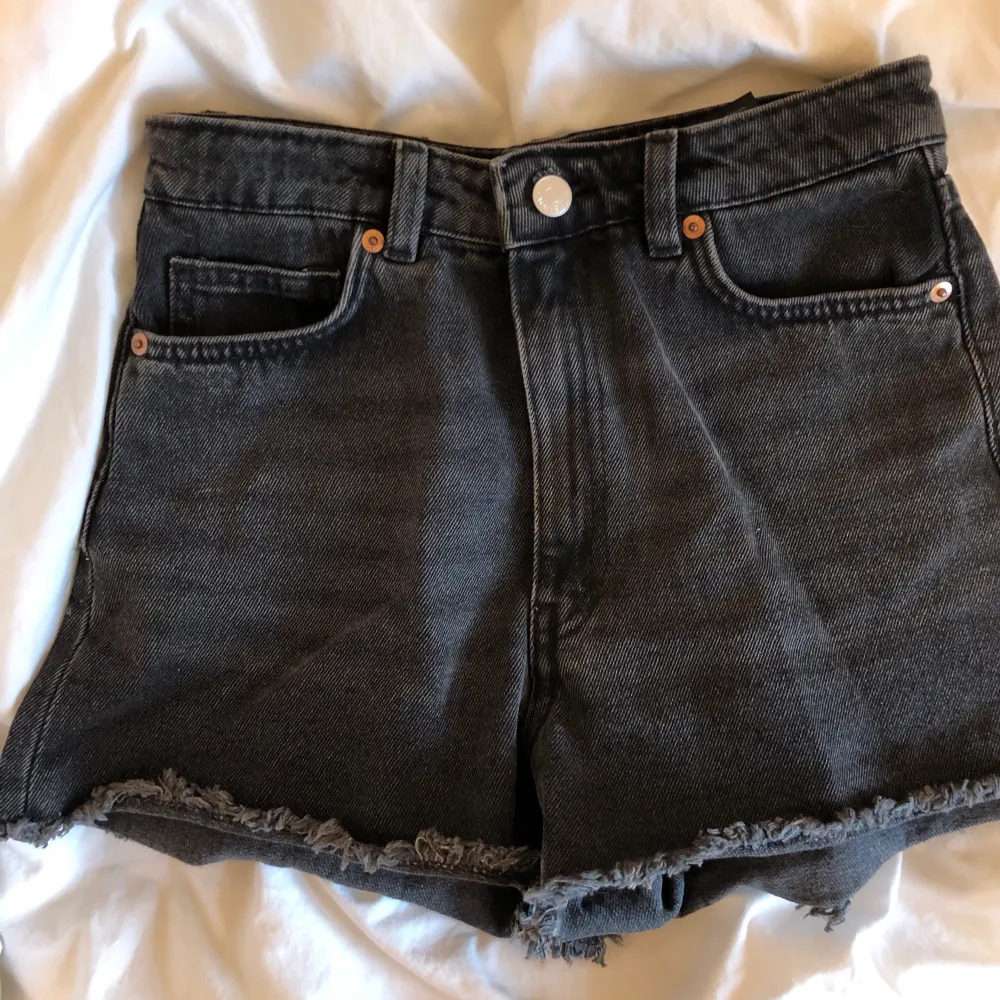 Svarta urtvättade jeansshorts från Monki. Funkar att ha så som de är eller med tunna strumpbyxor under om man gillar stockholmsstilen.❤️‍🔥❤️‍🔥❤️‍🔥. Shorts.