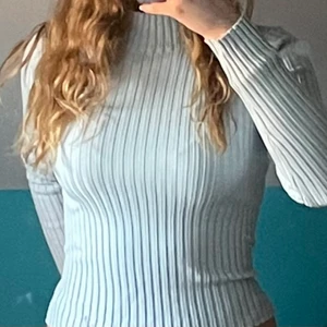 Ljusblå turtleneck strl S - Jättegullig ljusblå topp i storlek S-M ifrån Zalando. Kan betalas med swisch, delar på frakten. Pris kan som vanligt diskuteras! Den är inte använd alls!