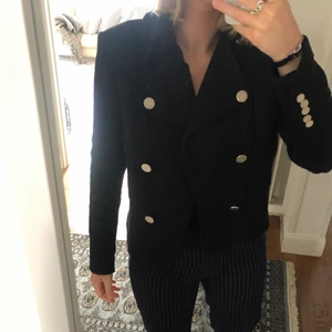 Zara kappa svart kort - Superfin kappa från zara med guldknappar. Har varit ett hål i ena fickan men som är lagat. Köparen betalar frakt