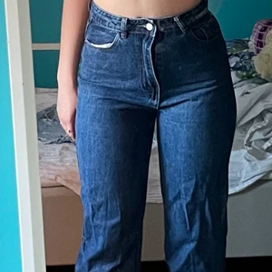 Mörkblåa jeans strl S - Dessa såså fina jeans från Boozt har blivit för korta för mig. Orginal pris: 480kr. Storlek S och är fortfarande fina trots att jag har använt dom en del. Kan betalas med swisch, delar på frakten. Pris kan alltid diskuteras