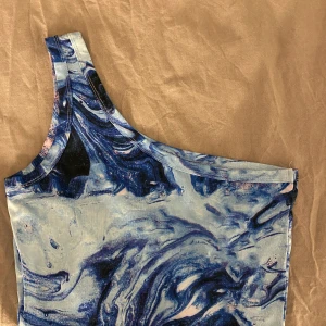 One shoulder topp  - One shoulder topp med blåa tryck i storlek medium 